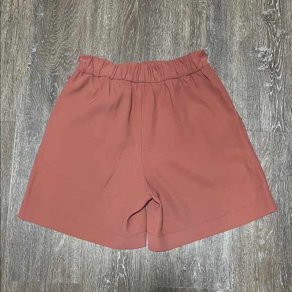NWOT Lululemon Noir Short 5.5". Color Rustic Clay. Size 6 - Picture 3 of 6